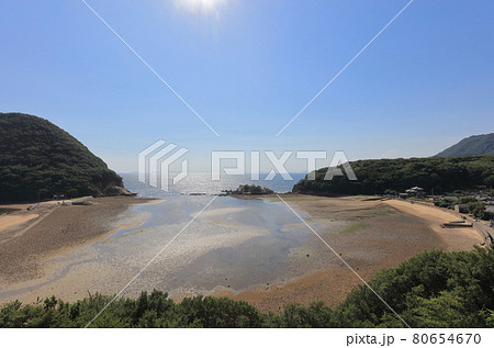 浦島太郎が亀を助けた謂れの「鴨之越海岸」（中央に弁天岩、左は丸山島） 80654670
