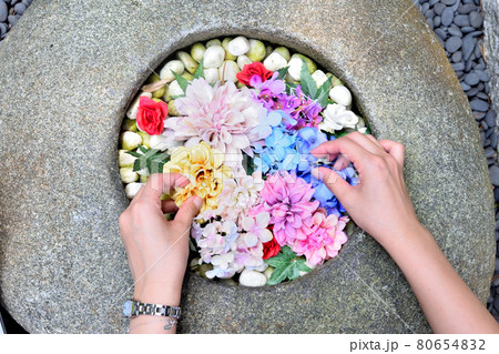 花手水を整える女性の手 80654832