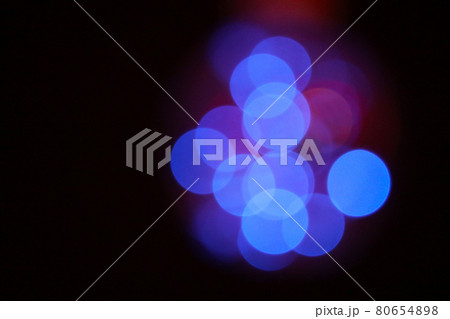 丸く青い光　 80654898