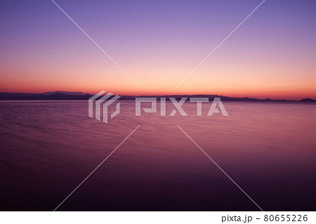 夕暮れの猪苗代湖（福島県・猪苗代町） 80655226