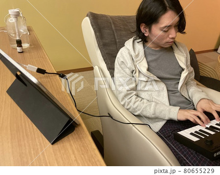 キーボードを弾く男性 キーボードを弾く男性 80655229