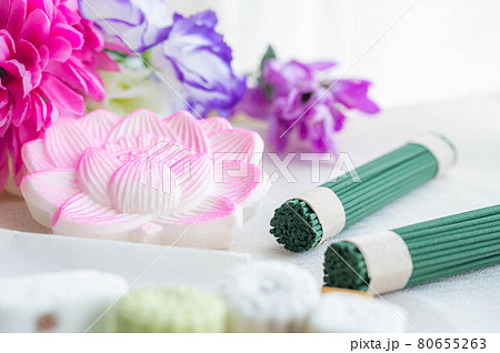 線香とお干菓子と花 80655263