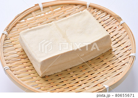 水切りした状態の「炒め物用の木綿豆腐」。 80655671