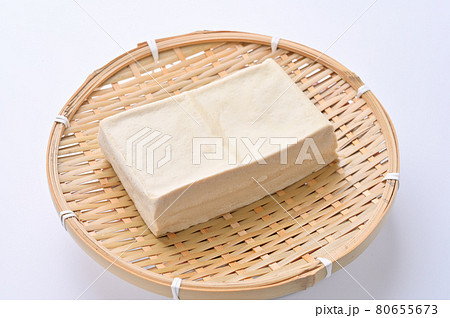 水切りした状態の「炒め物用の木綿豆腐」。 80655673