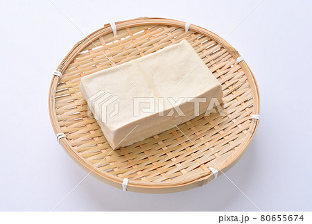 水切りした状態の「炒め物用の木綿豆腐」。 80655674