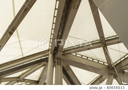 阿倍野歩道橋の屋根のクローズアップ 阿倍野歩道橋の屋根のクローズアップ 80656015