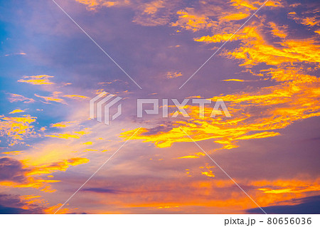 大空に描かれた夕日に染まる雲の祭典 80656036