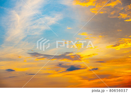 大空に描かれた夕日に染まる雲の祭典 80656037