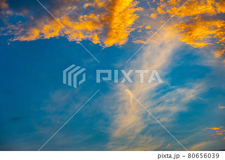 大空に描かれた夕日に染まる雲の祭典 80656039
