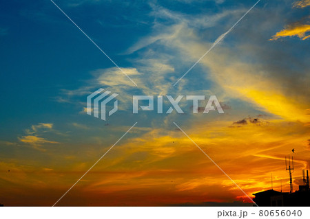 大空に描かれた夕日に染まる雲の祭典 大空に描かれた夕日に染まる雲の祭典 80656040