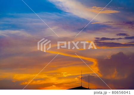 大空に描かれた夕日に染まる雲の祭典 大空に描かれた夕日に染まる雲の祭典 80656041