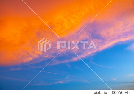 大空に描かれた夕日に染まる雲の祭典 大空に描かれた夕日に染まる雲の祭典 80656042