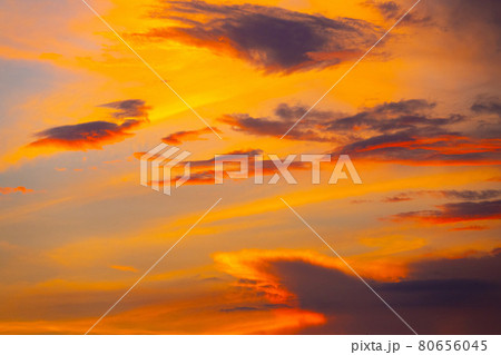 大空に描かれた夕日に染まる雲の祭典 80656045