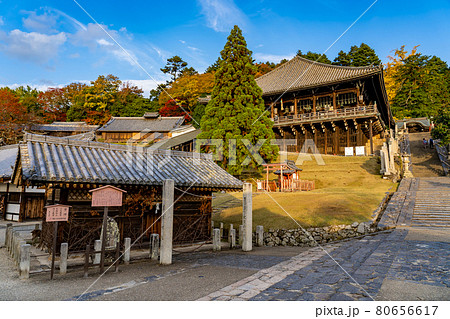 奈良県東大寺 お水取りで有名な二月堂と閼伽井屋 奈良県東大寺 お水取りで有名な二月堂と閼伽井屋 80656617