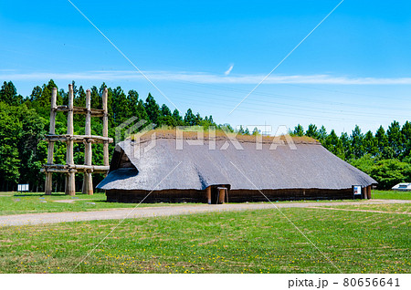 青森県 三内丸山遺跡　大型竪穴式住居と六本柱建物 80656641