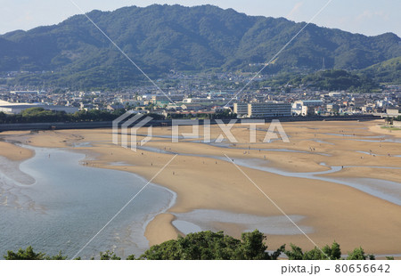 干潮の父母ヶ浜と仁尾の街並み、妙見山。 80656642