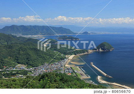紫雲出山から三豊市荘内半島の西岸を展望する 80656670