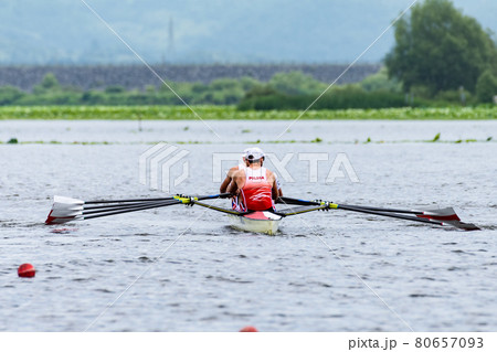 オールを漕ぐアスリート男子のクオドルプルレガッタ 80657093