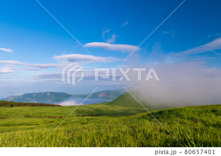 青空と白い雲阿蘇の五岳の見える風景 80657401