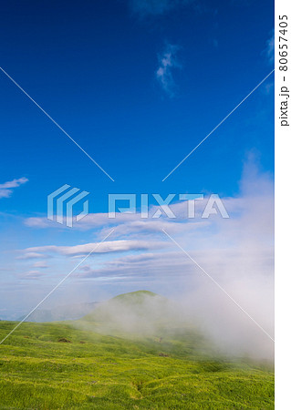 青空と白い雲阿蘇の五岳の見える風景 80657405