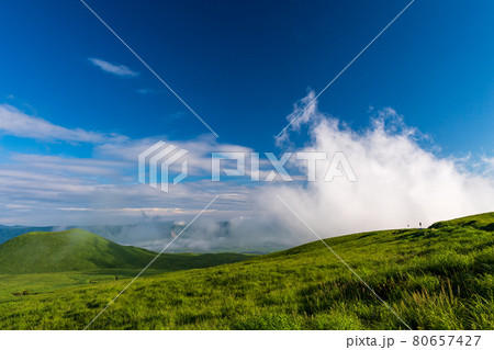 青空と白い雲阿蘇の五岳の見える風景 青空と白い雲阿蘇の五岳の見える風景 80657427