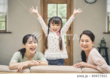 家族 三世代 女性 家族 三世代 女性 80657602