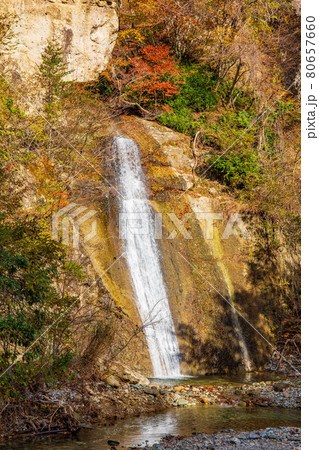 山形面白山高原の秋　紅葉の面白山紅葉川渓谷　霰滝 80657660