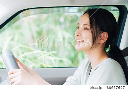 車の運転をする女性 80657697