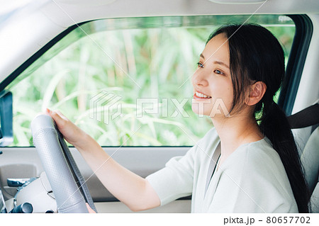 車の運転をする女性 車の運転をする女性 80657702