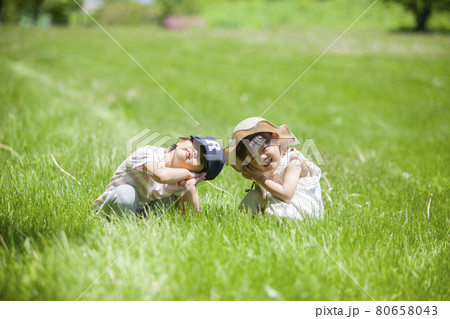 芝生で遊ぶ園児 芝生で遊ぶ園児 80658043