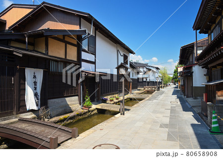瀬戸川と白壁土蔵街（岐阜県飛騨市） 80658908