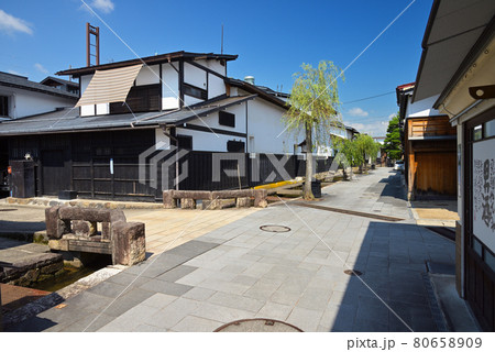 瀬戸川と白壁土蔵街（岐阜県飛騨市） 80658909