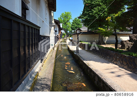 瀬戸川と白壁土蔵街（岐阜県飛騨市） 80658916