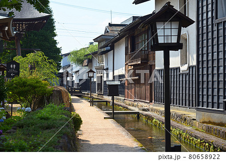 瀬戸川と白壁土蔵街（岐阜県飛騨市） 80658922