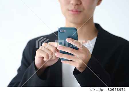 スマホを操作する男性の手元 スマホを操作する男性の手元 80658951