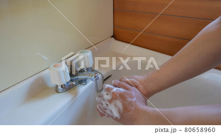 石鹸で手を洗う 石鹸で手を洗う 80658960