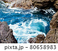 岩場の波 80658983