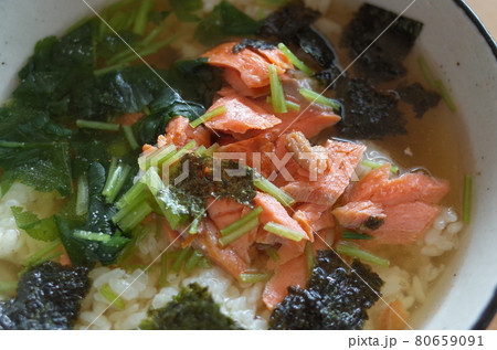 鮭の玄米茶漬け 鮭の玄米茶漬け 80659091