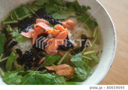 鮭の玄米茶漬け 鮭の玄米茶漬け 80659095