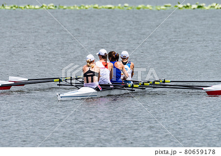 船上で休憩するクオドルプルスカルのアスリート女子 80659178
