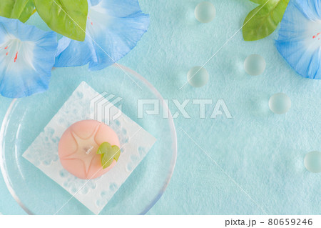 朝顔の和菓子の涼しげな背景 80659246