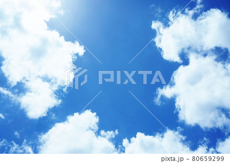 サマースカイ　夏の青空と真っ白な雲 80659299