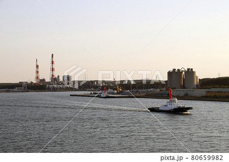 秋田港に寄港する新日本海フェリーにて（秋田運河） 80659982