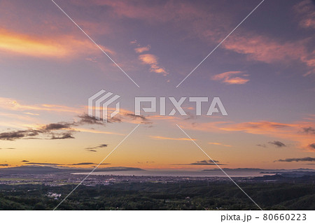 青森 夕景茜色に染まる青森市中心街遠景 横04 青森 夕景茜色に染まる青森市中心街遠景 横04 80660223
