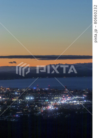 青森 夕景から夜景ヘ 青森市中心街遠景 縦02 青森 夕景から夜景ヘ 青森市中心街遠景 縦02 80660232