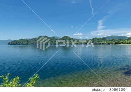 【青森県十和田湖】秋田県側から見た十和田湖畔休屋の風景、御前ヶ浜から桂ヶ浜 80661094
