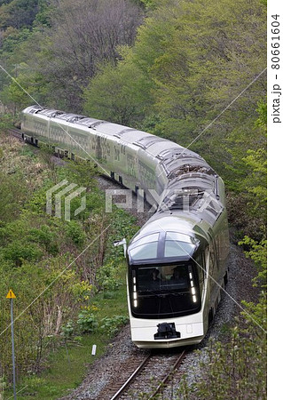 大沼湖畔を走る「TRAIN SUITE 四季島」函館本線大沼ー仁山間にて 80661604