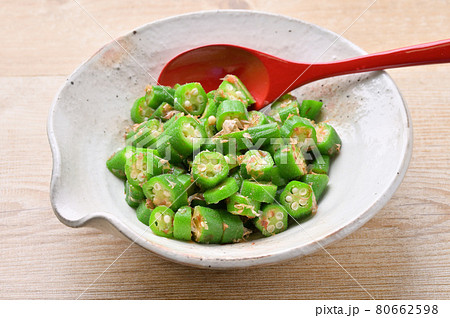 副菜おかずとして、茹でたオクラ、おかか和え、鰹節あえ。 副菜おかずとして、茹でたオクラ、おかか和え、鰹節あえ。 80662598