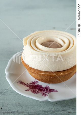 Peach and verbena cake on light green background 80662722