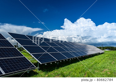 入道雲と太陽光発電パネル 入道雲と太陽光発電パネル 80662784
